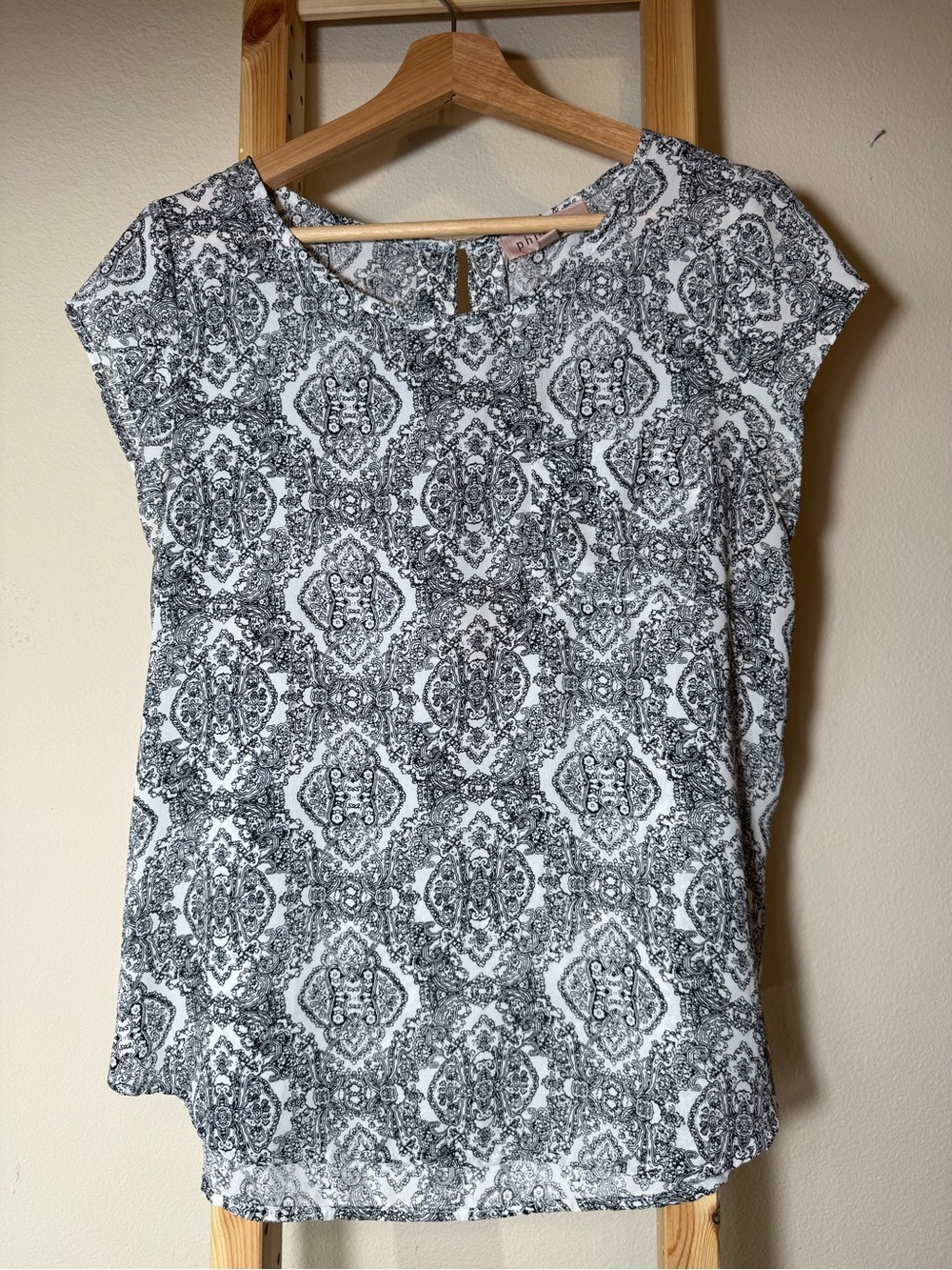 Philosophy Black & White
Geometric Damask Cap
Sleeve Keyhole Blouse
